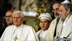 Pope Benedict XVI (2ndL) in Rome's main Synagogue (January 17, 2010)
